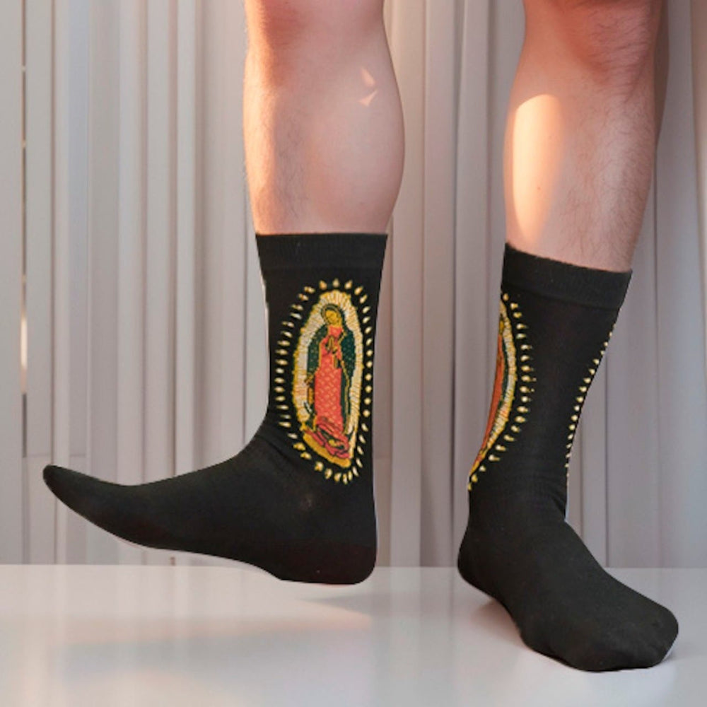 Christianartworkshop Schwarze religiöse Unisex-Crew-Socken mit der Jungfrau von Guadalupe: Retro-Design, exklusives Glaubensflair - image 2