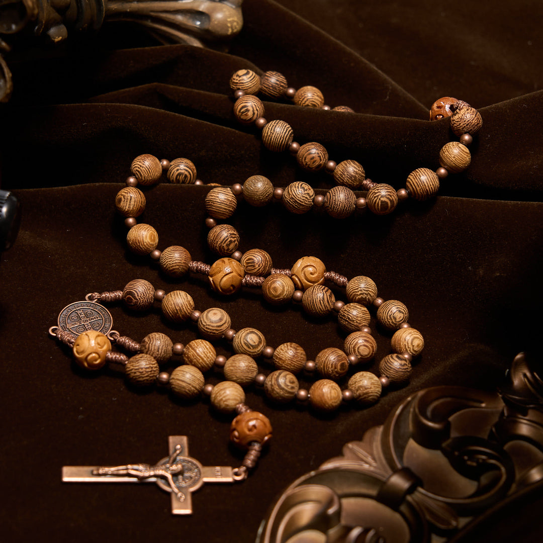 Christianartworkshop Göttlicher Rosenkranz aus Olivenholz, geschmückt mit der Medaille und dem Kruzifix des Heiligen Benedikt: Heilige Hingabe - Holz - image 0