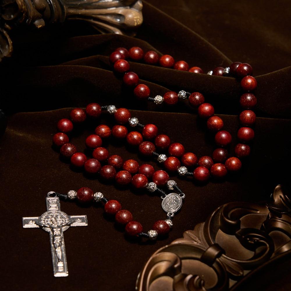 Christianartworkshop Rosenkranz aus rotem Holz und Rosenperlen mit Wundertätiger Medaille: Umarme göttliche Gnade und Schutz - image 2