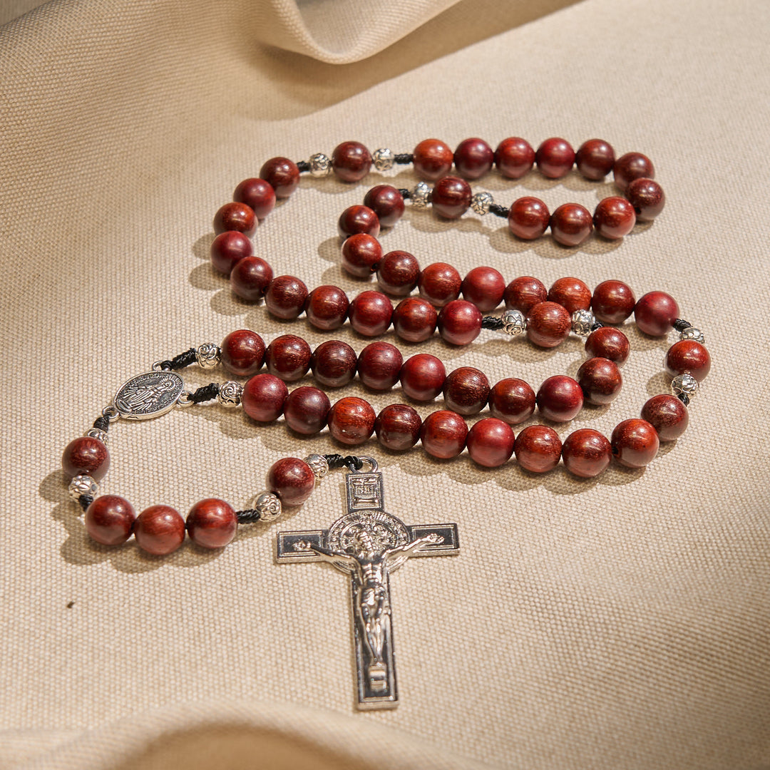 Christianartworkshop Rosenkranz aus rotem Holz und Rosenperlen mit Wundertätiger Medaille: Umarme göttliche Gnade und Schutz - Rotes Holz - image 1