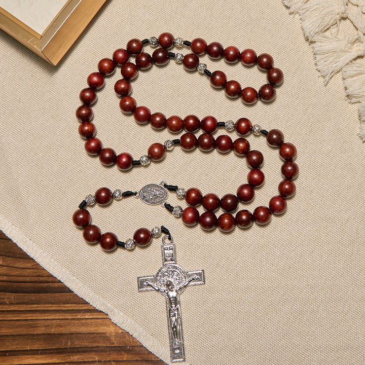 Christianartworkshop Rosenkranz aus rotem Holz und Rosenperlen mit Wundertätiger Medaille: Umarme göttliche Gnade und Schutz - image 4