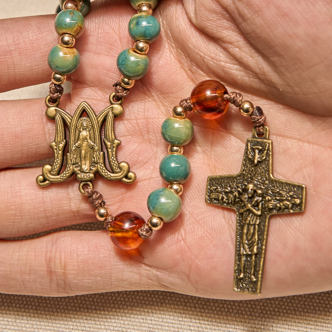 Christianartworkshop Handgefertigter Rosenkranz aus grüner Keramik mit Wundertätiger Medaille und Bernsteinperlen: Fühlen Sie anmutigen Glauben - image 4