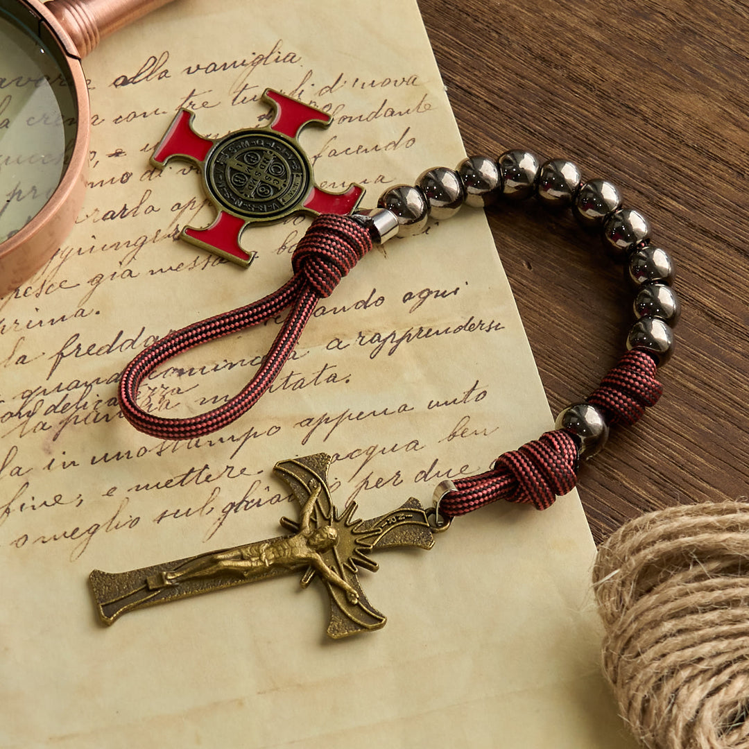 Christianartworkshop Schicker tragbarer Taschenrosenkranz mit goldener St. Benedikt-Medaille und Kruzifix: Tragen Sie göttlichen Schutz überallhin mit sich - St. Benedikt und Kruzifix - image 1