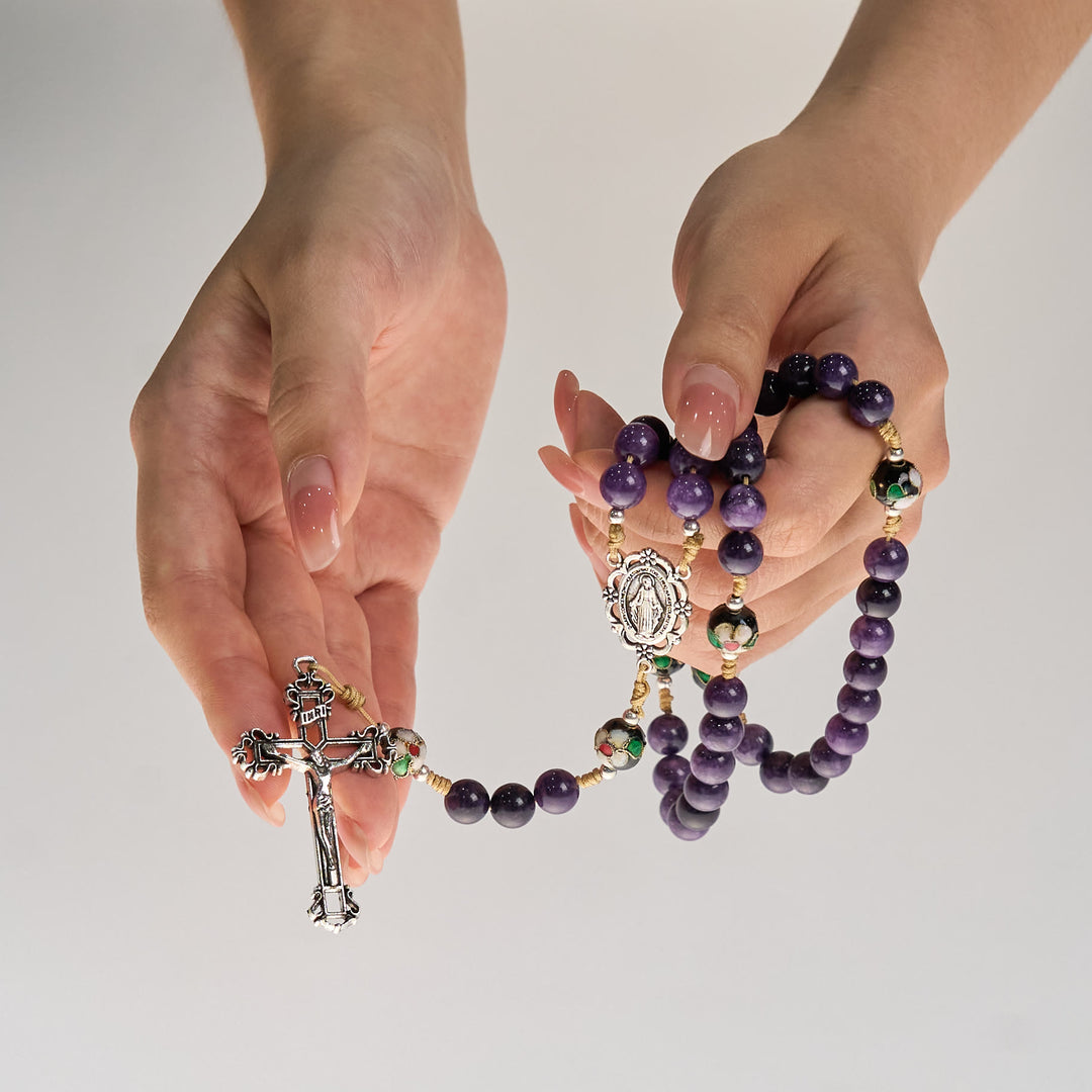 Christianartworkshop Rosenkranz aus violettem Achat und Cloisonné-Perlen mit Medaille und Kruzifix der Jungfrau Maria: Fühlen Sie anmutige Hingabe - image 1
