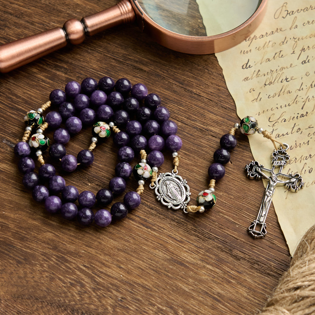 Christianartworkshop Rosenkranz aus violettem Achat und Cloisonné-Perlen mit Medaille und Kruzifix der Jungfrau Maria: Fühlen Sie anmutige Hingabe - Lila Achat- und Cloisonné-Perlen - image 1