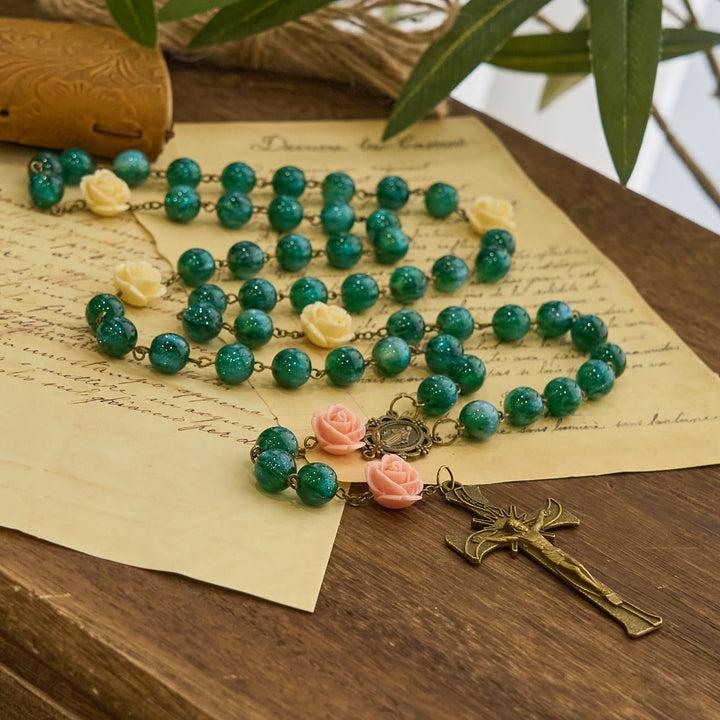 Christianartworkshop Rosenkranz mit grünen, glänzenden Perlen und Blumenrosen, mit bronzener Medaille der Jungfrau Maria und Kruzifix - image 6