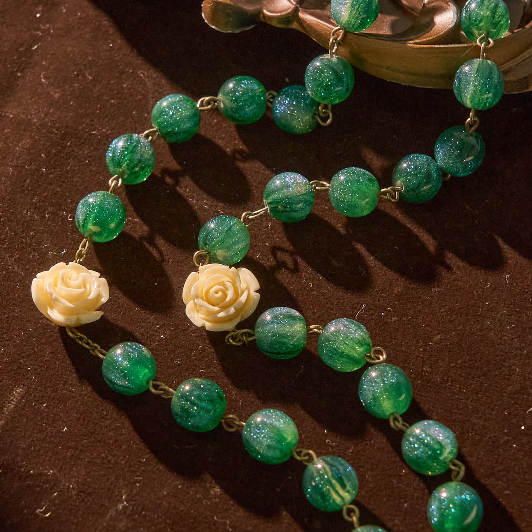 Christianartworkshop Rosenkranz mit grünen, glänzenden Perlen und Blumenrosen, mit bronzener Medaille der Jungfrau Maria und Kruzifix - image 5
