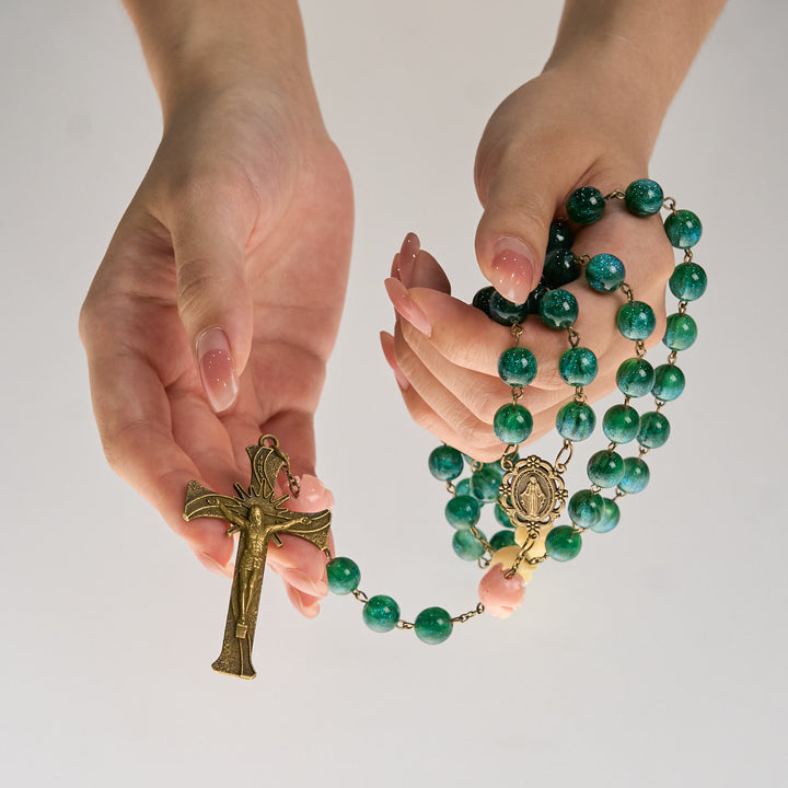 Christianartworkshop Rosenkranz mit grünen, glänzenden Perlen und Blumenrosen, mit bronzener Medaille der Jungfrau Maria und Kruzifix - image 8