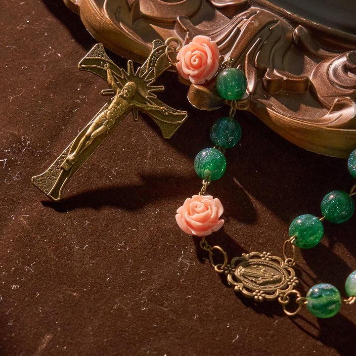 Christianartworkshop Rosenkranz mit grünen, glänzenden Perlen und Blumenrosen, mit bronzener Medaille der Jungfrau Maria und Kruzifix - image 4