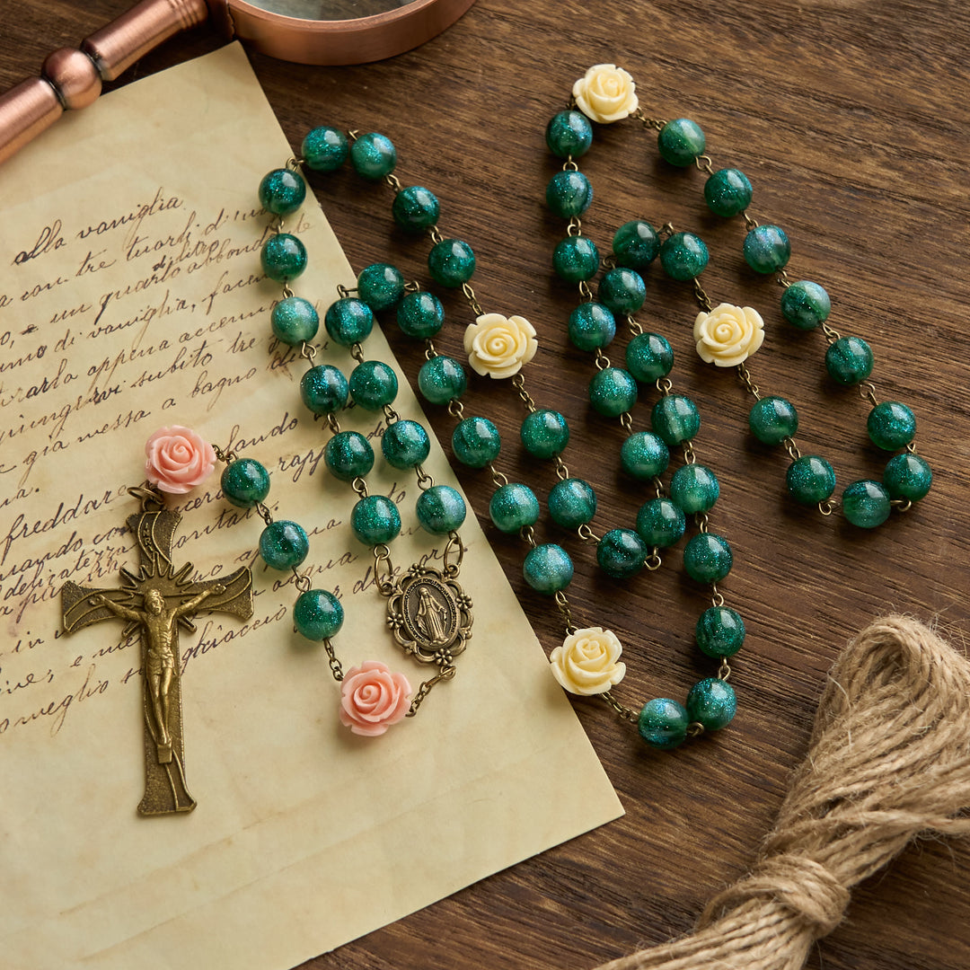 Christianartworkshop Rosenkranz mit grünen, glänzenden Perlen und Blumenrosen, mit bronzener Medaille der Jungfrau Maria und Kruzifix - Blumenperlen - image 1
