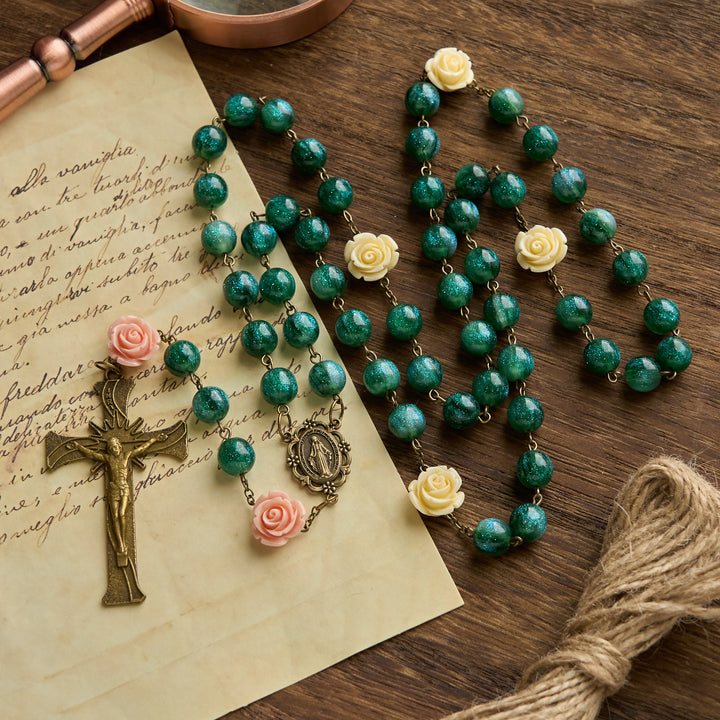 Christianartworkshop Rosenkranz mit grünen, glänzenden Perlen und Blumenrosen, mit bronzener Medaille der Jungfrau Maria und Kruzifix - Blumenperlen - image 1