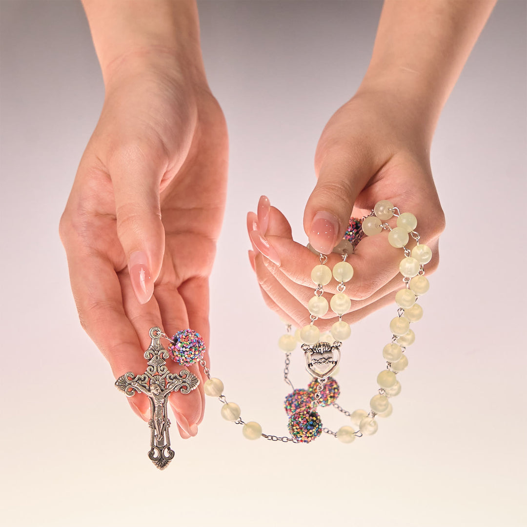 Christianartworkshop Rosenkranz mit leuchtenden hellgrünen Perlen und mehrfarbigen Strasssteinen, mit Heiligem Herz und Kruzifix aus Metall - image 10