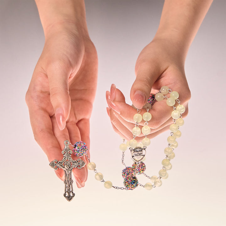 Christianartworkshop Rosenkranz mit leuchtenden hellgrünen Perlen und mehrfarbigen Strasssteinen, mit Heiligem Herz und Kruzifix aus Metall - image 10