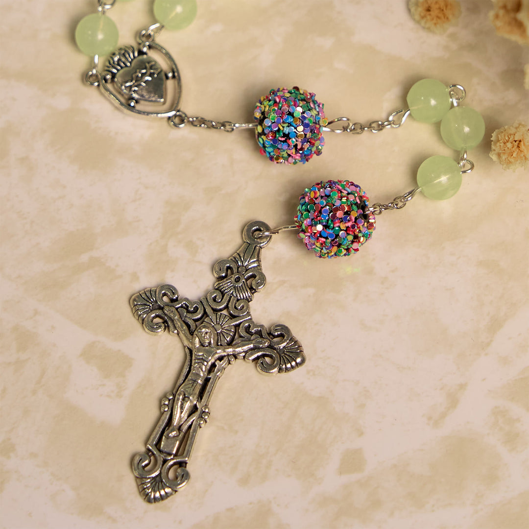 Christianartworkshop Rosenkranz mit leuchtenden hellgrünen Perlen und mehrfarbigen Strasssteinen, mit Heiligem Herz und Kruzifix aus Metall - image 7