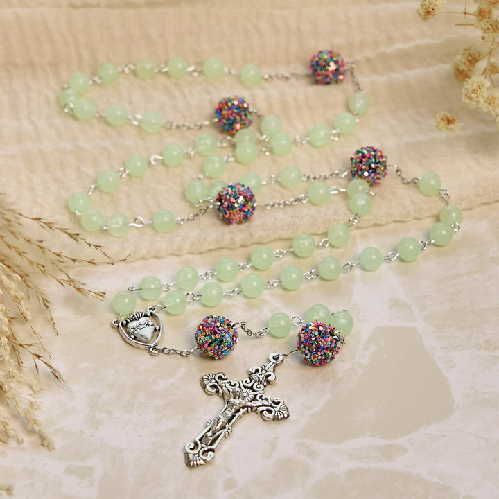 Christianartworkshop Rosenkranz mit leuchtenden hellgrünen Perlen und mehrfarbigen Strasssteinen, mit Heiligem Herz und Kruzifix aus Metall - image 4