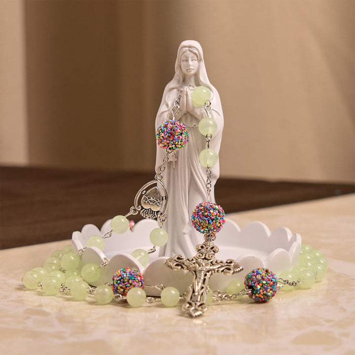 Christianartworkshop Rosenkranz mit leuchtenden hellgrünen Perlen und mehrfarbigen Strasssteinen, mit Heiligem Herz und Kruzifix aus Metall - image 9