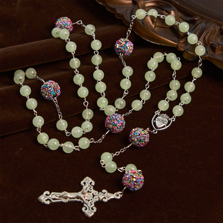 Christianartworkshop Rosenkranz mit leuchtenden hellgrünen Perlen und mehrfarbigen Strasssteinen, mit Heiligem Herz und Kruzifix aus Metall - image 5
