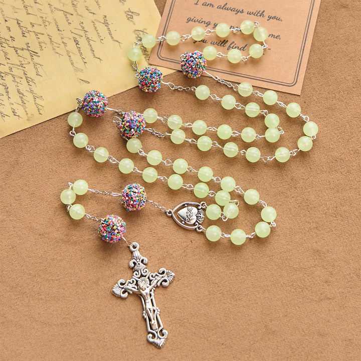 Christianartworkshop Rosenkranz mit leuchtenden hellgrünen Perlen und mehrfarbigen Strasssteinen, mit Heiligem Herz und Kruzifix aus Metall - image 3
