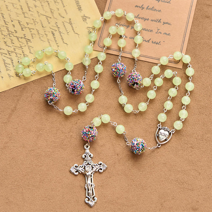 Christianartworkshop Rosenkranz mit leuchtenden hellgrünen Perlen und mehrfarbigen Strasssteinen, mit Heiligem Herz und Kruzifix aus Metall - Leuchtende Perlen - image 1