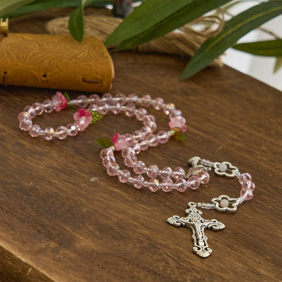 Christianartworkshop Eleganter Rosenkranz aus rosa Kristall mit 3D-Rosenperlen, silberner Kelchmedaille und Kruzifix: Umarme die göttliche Gnade - image 4