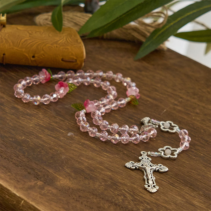 Christianartworkshop Eleganter Rosenkranz aus rosa Kristall mit 3D-Rosenperlen, silberner Kelchmedaille und Kruzifix: Umarme die göttliche Gnade - image 4
