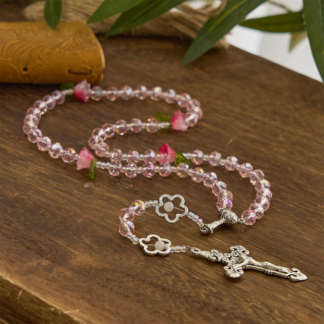 Christianartworkshop Eleganter Rosenkranz aus rosa Kristall mit 3D-Rosenperlen, silberner Kelchmedaille und Kruzifix: Umarme die göttliche Gnade - image 5
