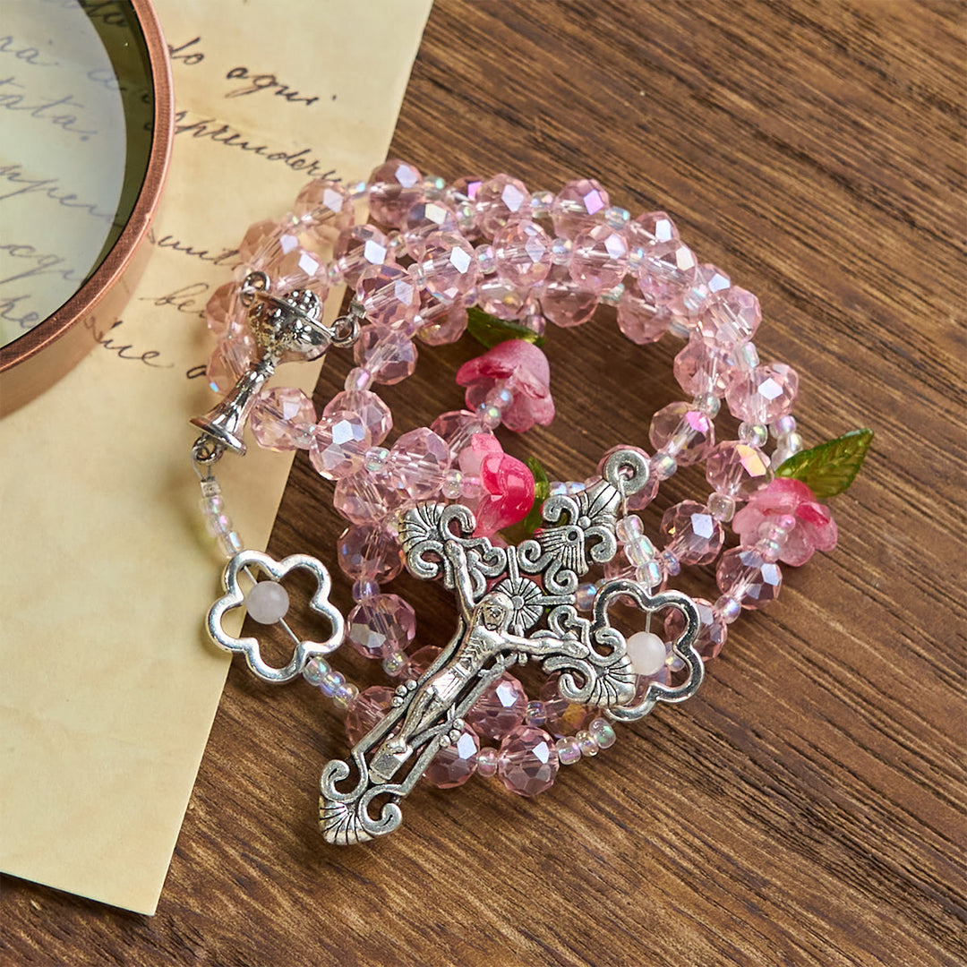 Christianartworkshop Eleganter Rosenkranz aus rosa Kristall mit 3D-Rosenperlen, silberner Kelchmedaille und Kruzifix: Umarme die göttliche Gnade - image 6