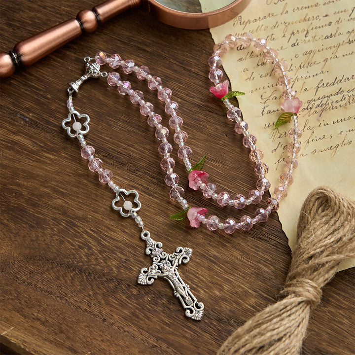 Christianartworkshop Eleganter Rosenkranz aus rosa Kristall mit 3D-Rosenperlen, silberner Kelchmedaille und Kruzifix: Umarme die göttliche Gnade - image 2