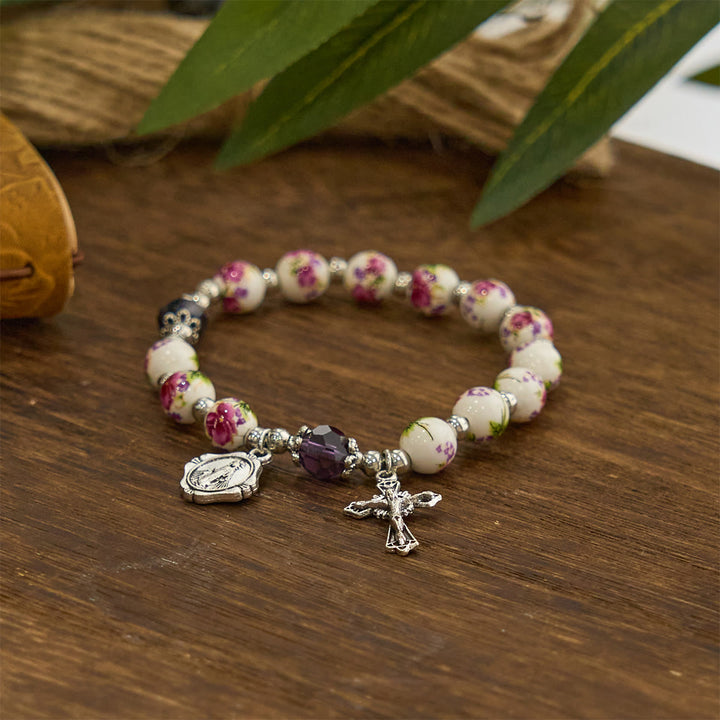 Christianartworkshop Mehrfarbiges florales Keramik-Stretcharmband mit Wundermedaille und Kruzifix: Dezente Eleganz des Glaubens - image 7