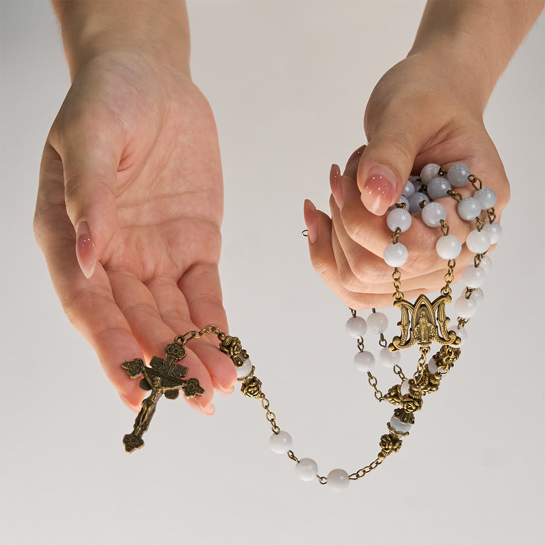 Christianartworkshop GEBETSVOLLER GLAUBE: Handgefertigter Rosenkranz mit hellblauen Jadeperlen und Messing mit Geschenkkarte - image 12