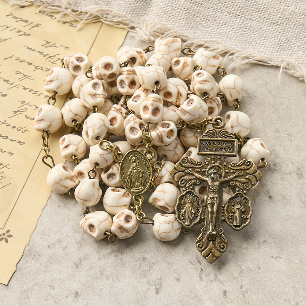 Christianartworkshop Rosenkranz-Halskette mit Heiligem Benedikt und Kruzifix aus 8 mm weißer Kiefer, Totenkopf-Legierung - image 1