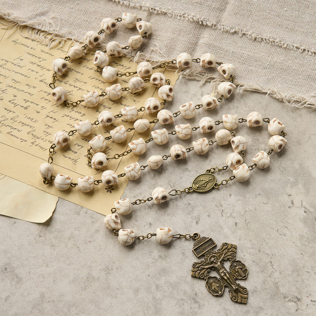 Christianartworkshop Rosenkranz-Halskette mit Heiligem Benedikt und Kruzifix aus 8 mm weißer Kiefer, Totenkopf-Legierung - image 4