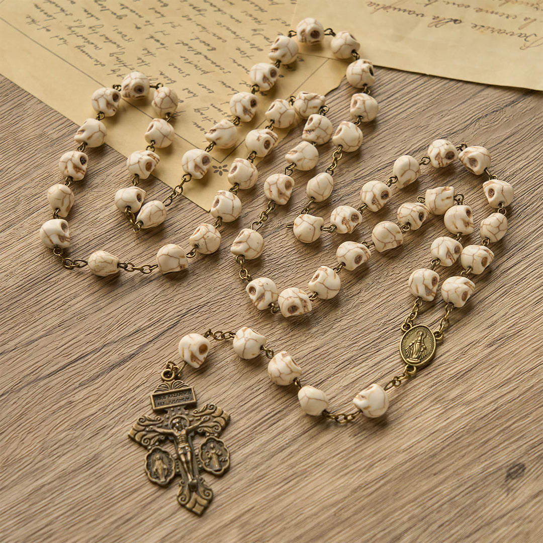 Christianartworkshop Rosenkranz-Halskette mit Heiligem Benedikt und Kruzifix aus 8 mm weißer Kiefer, Totenkopf-Legierung - Heiliger Benedikt und Kruzifix - image 0