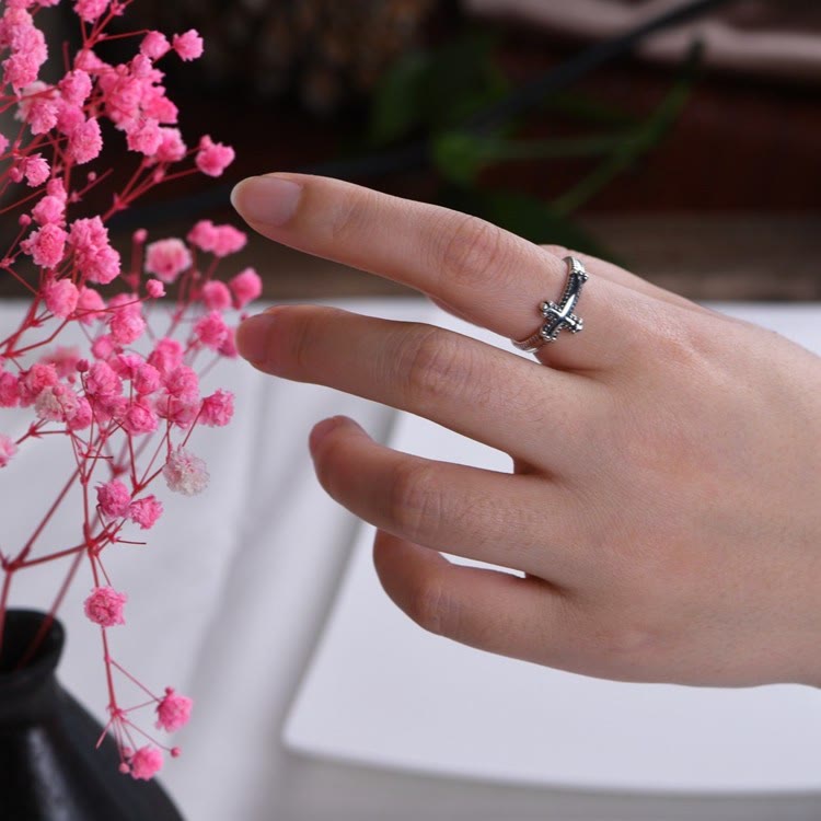 Christianartworkshop Minimalistischer Kreuzring aus 925er Silber mit kunstvollen Seilmustern: Dauerhaftes Symbol spiritueller Verbundenheit - image 7