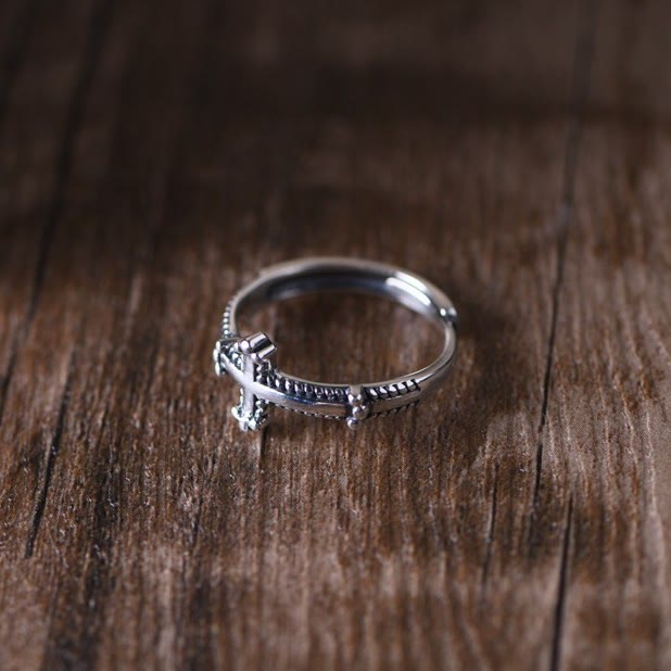 Christianartworkshop Minimalistischer Kreuzring aus 925er Silber mit kunstvollen Seilmustern: Dauerhaftes Symbol spiritueller Verbundenheit - image 5