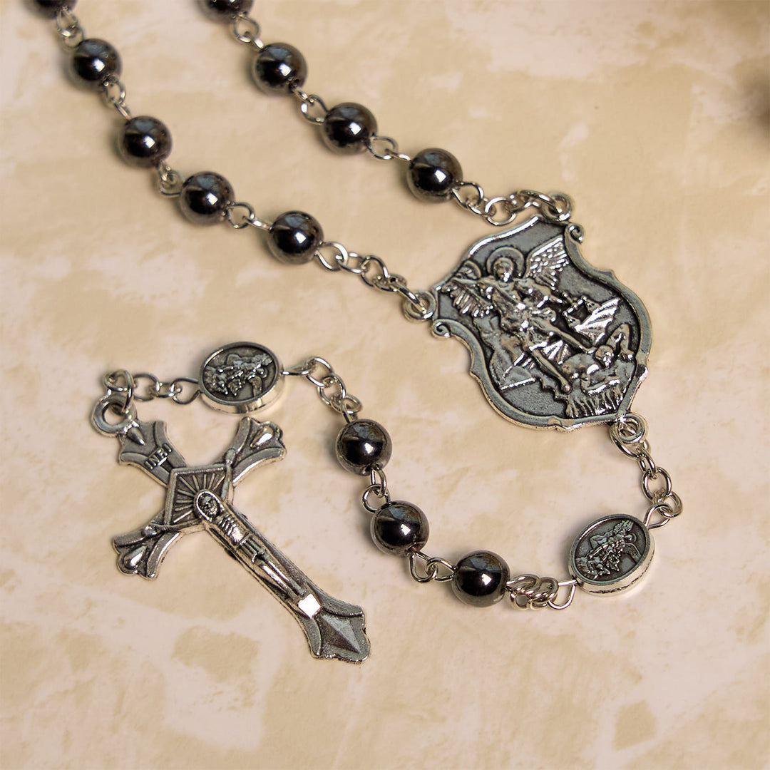 Christianartworkshop Heiliger Rosenkranz aus glänzenden schwarzen Perlen mit Anhänger und Kruzifix des Erzengels Michael - image 5