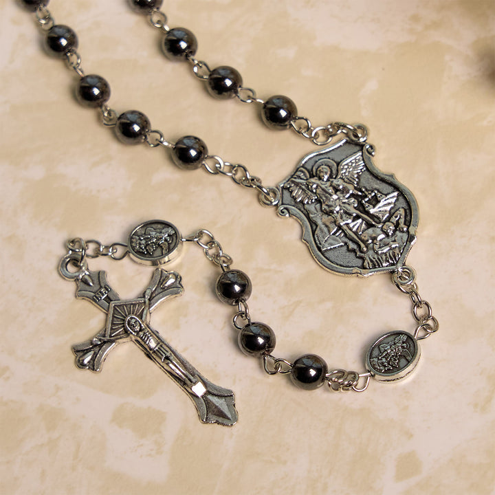 Christianartworkshop Heiliger Rosenkranz aus glänzenden schwarzen Perlen mit Anhänger und Kruzifix des Erzengels Michael - image 6