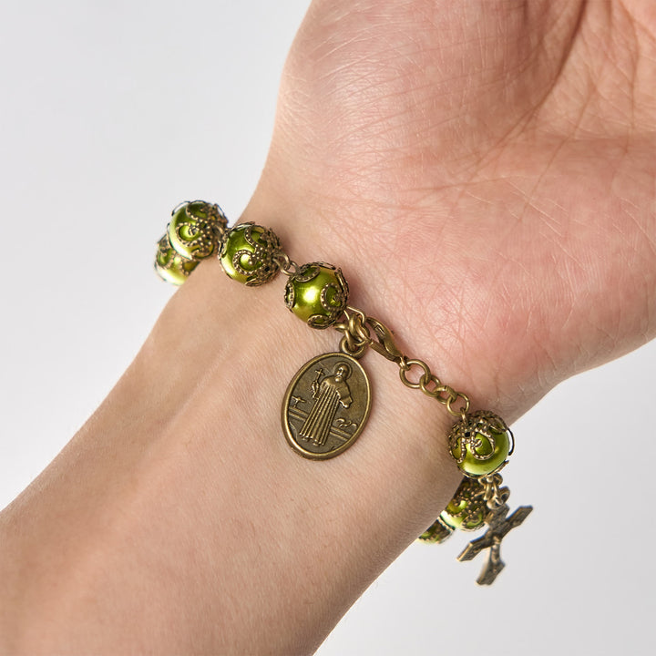 Armband aus matten Grünspanperlen von Christianartworkshop mit bronzener St.-Benedikt-Medaille und Kruzifix: Finde Frieden in subtiler Heiligkeit - image 7
