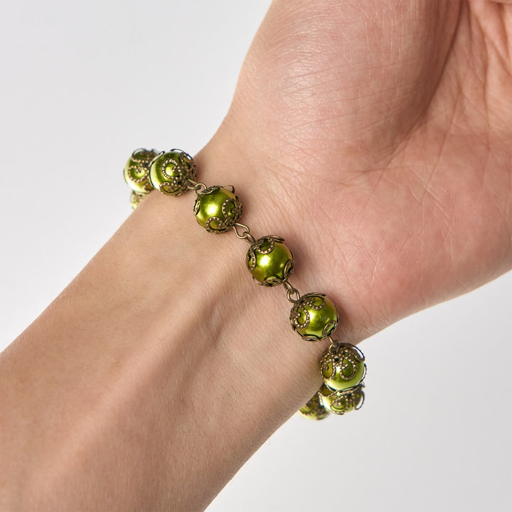 Armband aus matten Grünspanperlen von Christianartworkshop mit bronzener St.-Benedikt-Medaille und Kruzifix: Finde Frieden in subtiler Heiligkeit - image 8