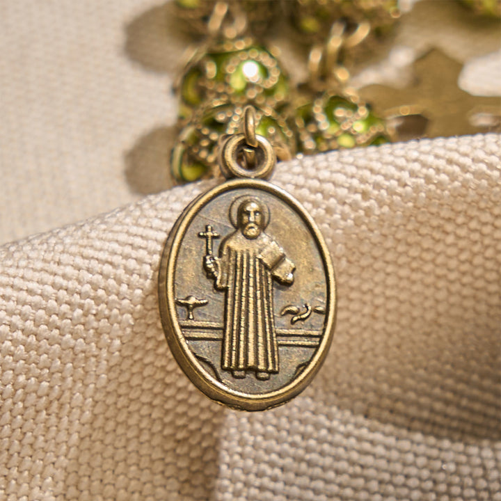 Armband aus matten Grünspanperlen von Christianartworkshop mit bronzener St.-Benedikt-Medaille und Kruzifix: Finde Frieden in subtiler Heiligkeit - image 3