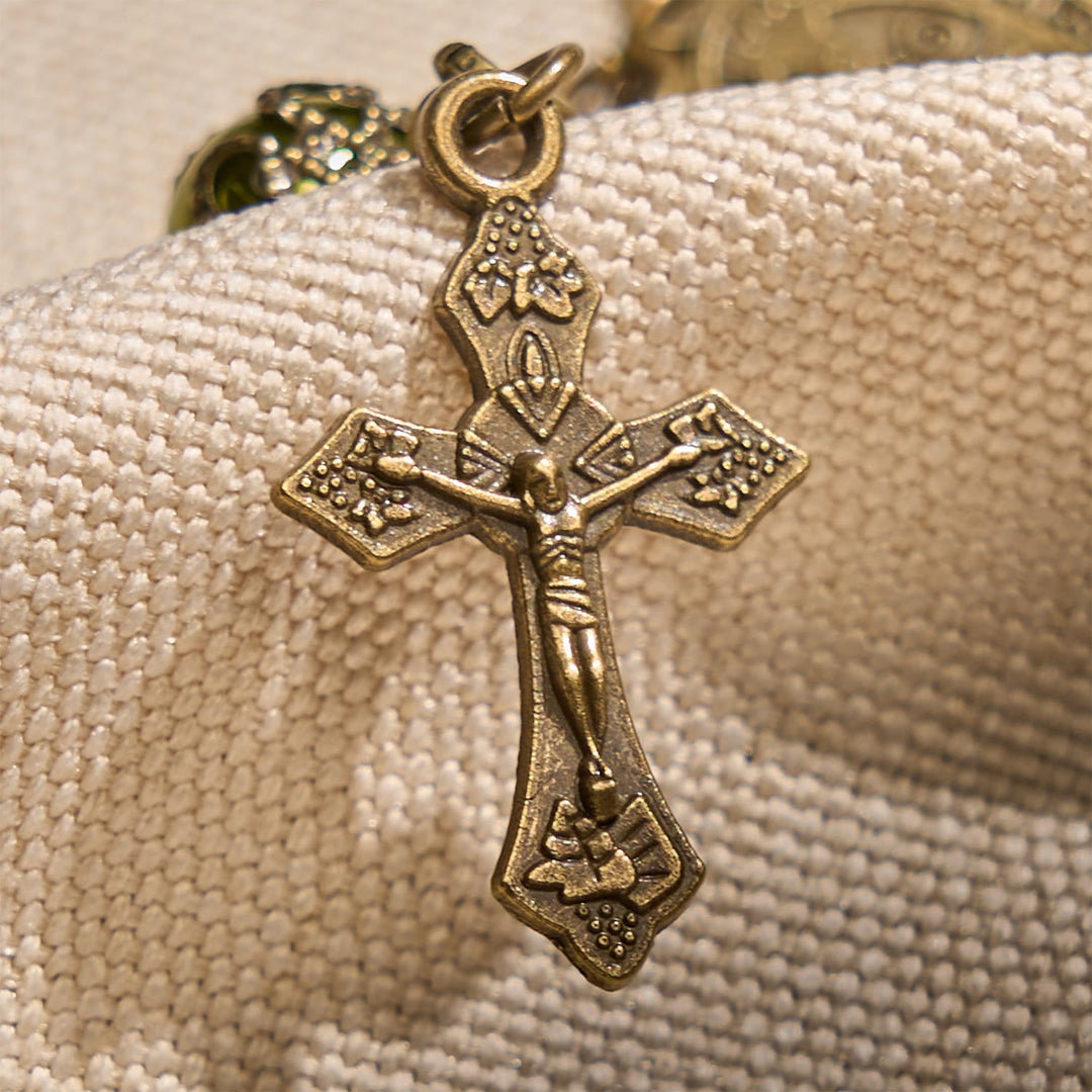 Armband aus matten Grünspanperlen von Christianartworkshop mit bronzener St.-Benedikt-Medaille und Kruzifix: Finde Frieden in subtiler Heiligkeit - image 4