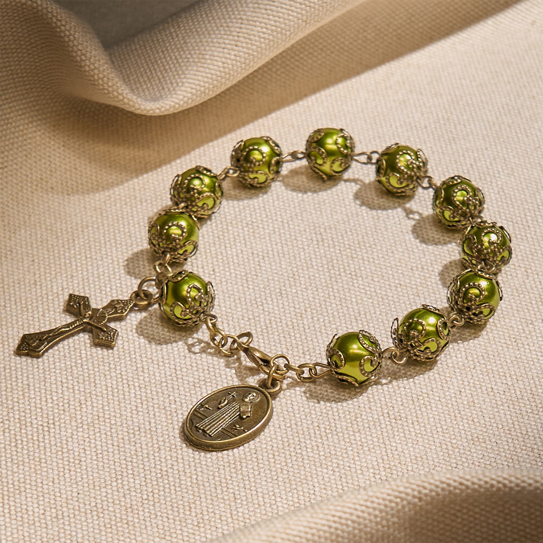 Armband aus matten Grünspanperlen von Christianartworkshop mit bronzener St.-Benedikt-Medaille und Kruzifix: Finde Frieden in subtiler Heiligkeit - image 2