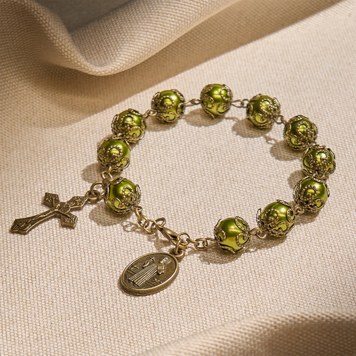 Armband aus matten Grünspanperlen von Christianartworkshop mit bronzener St.-Benedikt-Medaille und Kruzifix: Finde Frieden in subtiler Heiligkeit - image 2