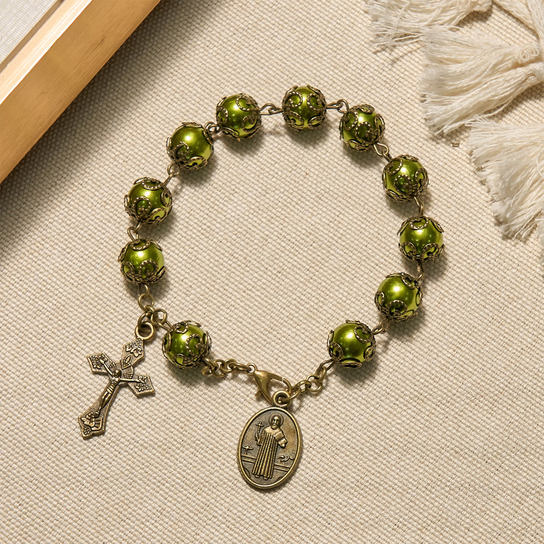 Armband aus matten Grünspanperlen von Christianartworkshop mit bronzener St.-Benedikt-Medaille und Kruzifix: Finde Frieden in subtiler Heiligkeit - Matte grüne Perle - image 0