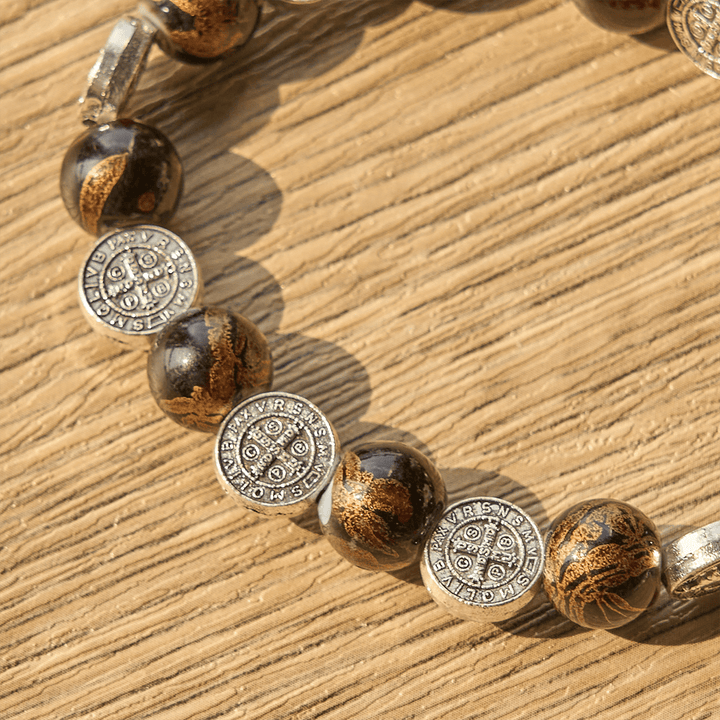 Dreifarbiges Perlenarmband von Christianartworkshop mit silberner St.-Benedikt-Medaille und Kruzifix: Divine Faith Artistry - image 13