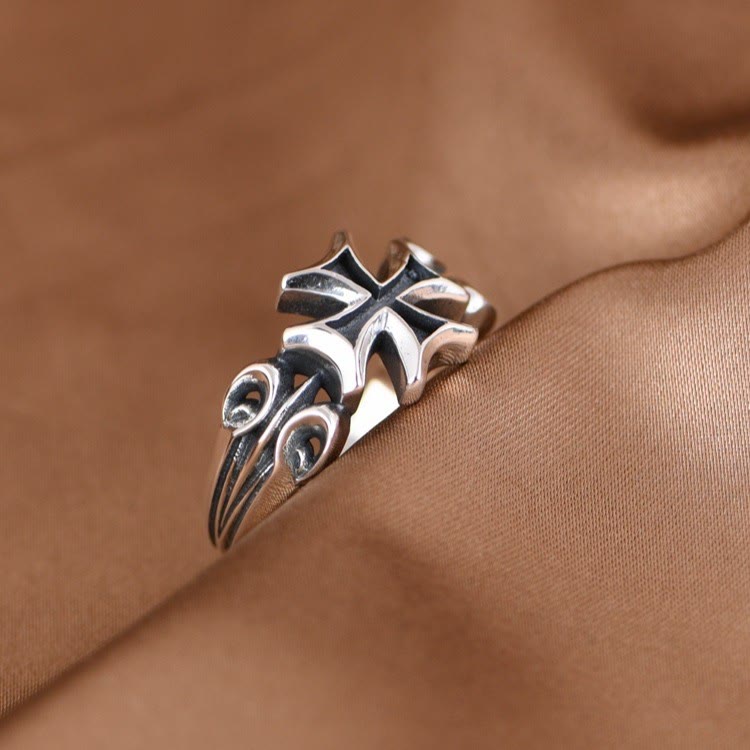 Minimalistischer, verstellbarer Malteserkreuz-Ring aus 925er Silber von Christianartworkshop: Kostbares Erbstück des Glaubens - image 3