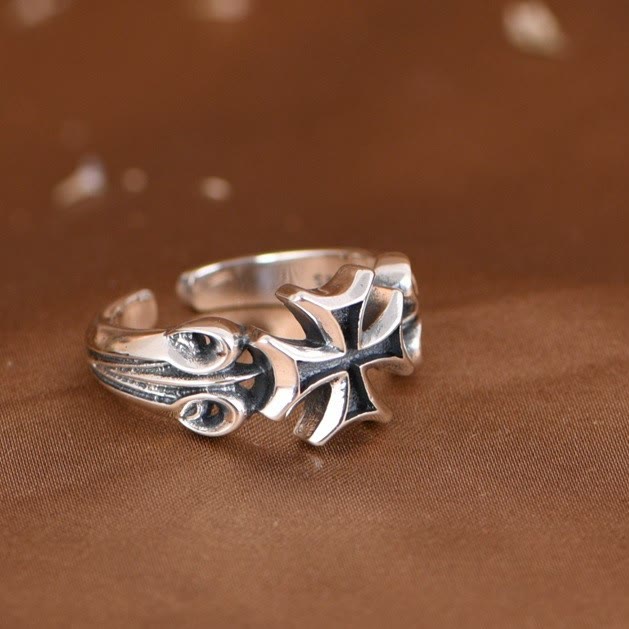 Christianartworkshop Minimalistischer verstellbarer Bandring mit Malteserkreuz aus 925er Silber: Wertvolles Erbstück des Glaubens - image 2