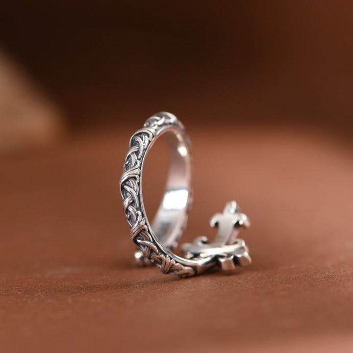 Christianartworkshop Retro-Kreuzring aus 925er Silber mit zarten Rankengravuren: Reiner Ausdruck des Glaubens - image 4