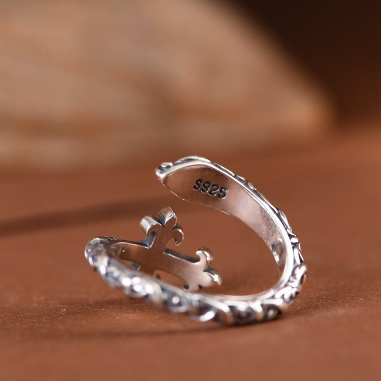 Christianartworkshop Retro-Kreuzring aus 925er Silber mit zarten Rankengravuren: Reiner Ausdruck des Glaubens - image 6