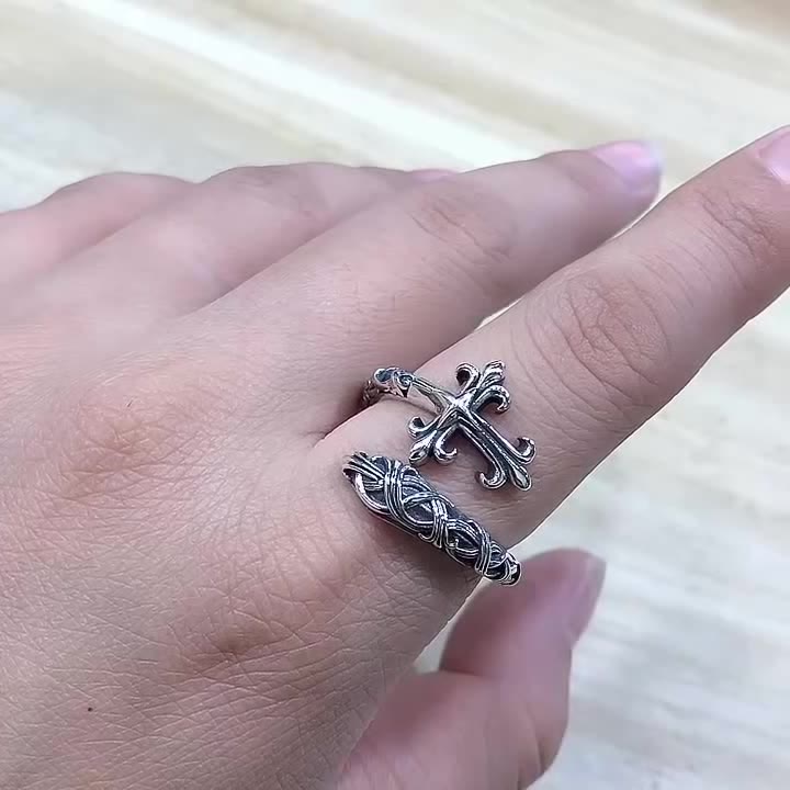 Christianartworkshop Retro-Kreuzring aus 925er Silber mit zarten Rankengravuren: Reiner Ausdruck des Glaubens - image 7